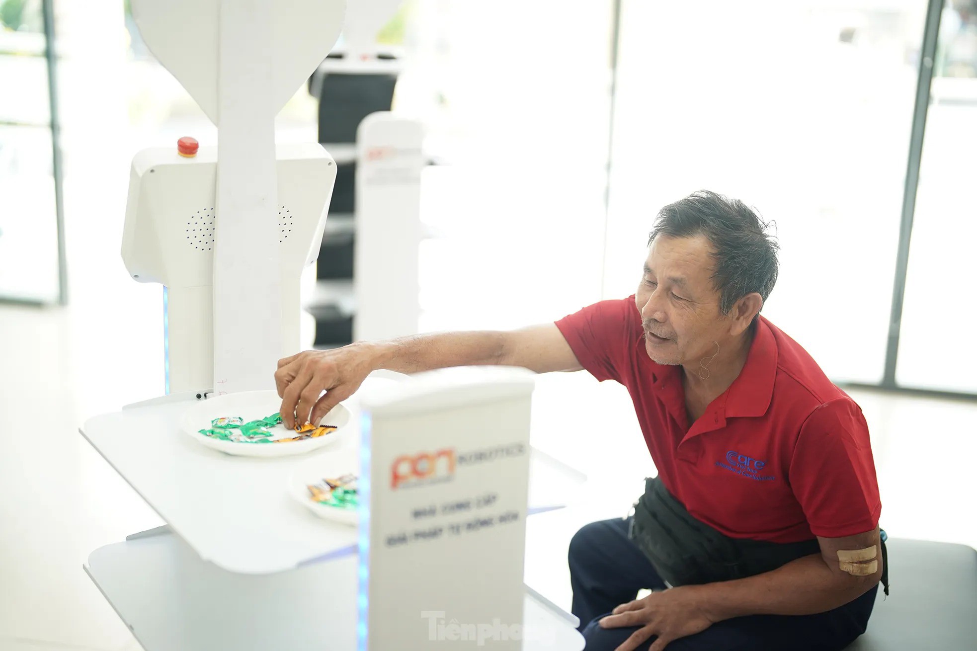Đến phường, được robot mời nước, kẹo và đưa đi làm thủ tục - 5
