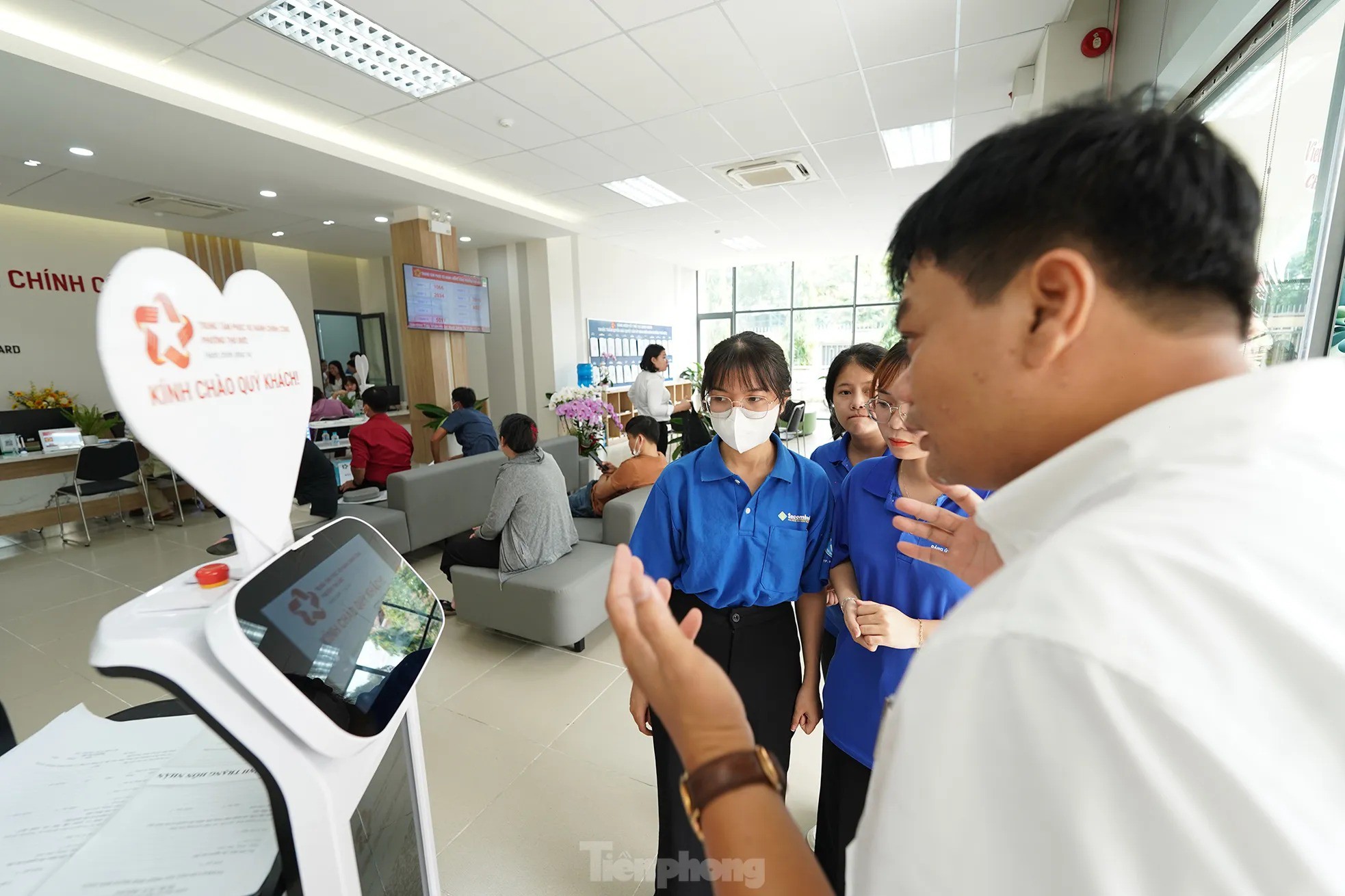 Đến phường, được robot mời nước, kẹo và đưa đi làm thủ tục - 6