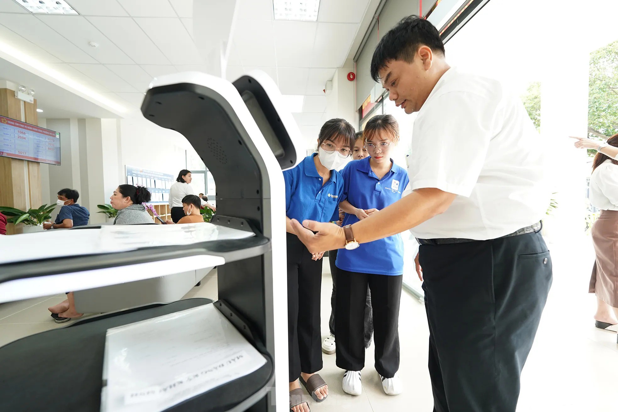 Chuyên gia hướng dẫn cách sử dụng robot cho đội ngũ tình nguyện viên của trung tâm.