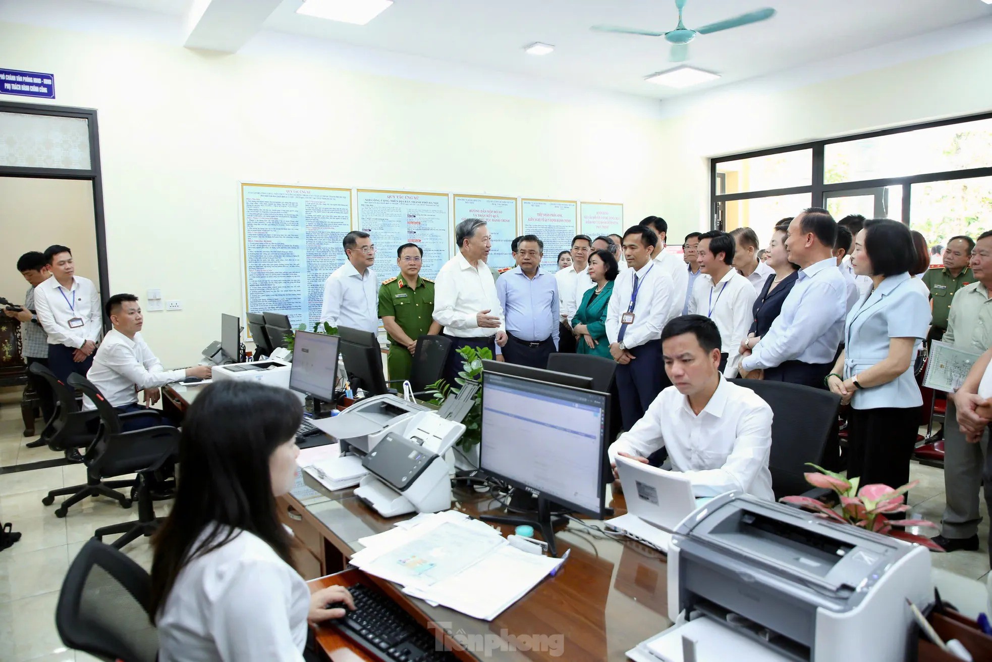Tổng Bí thư: Công chức phường thấy dân khó khăn phải lao đến hỗ trợ - 7