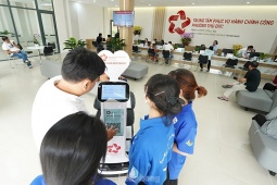 Đến phường, được robot mời nước, kẹo và đưa đi làm thủ tục