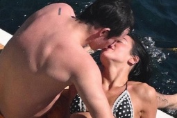 Dua Lipa và vị hôn phu tình tứ trên biển