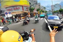 Video CSGT Bàn Cờ dẫn đường hỗ trợ đưa người dân đi cấp cứu