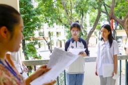 Sáp nhập phường, phụ huynh lo không kịp làm giấy tờ nhập học lớp 10 cho con
