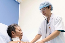 Bị ong vò vẽ đốt 30 mũi, cụ ông sốc phản vệ, phải lọc máu liên tục
