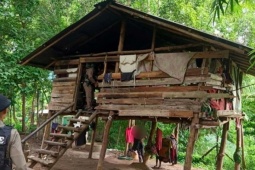 Bị mẹ bỏ bê, bé 8 tuổi chỉ biết giao tiếp như loài chó