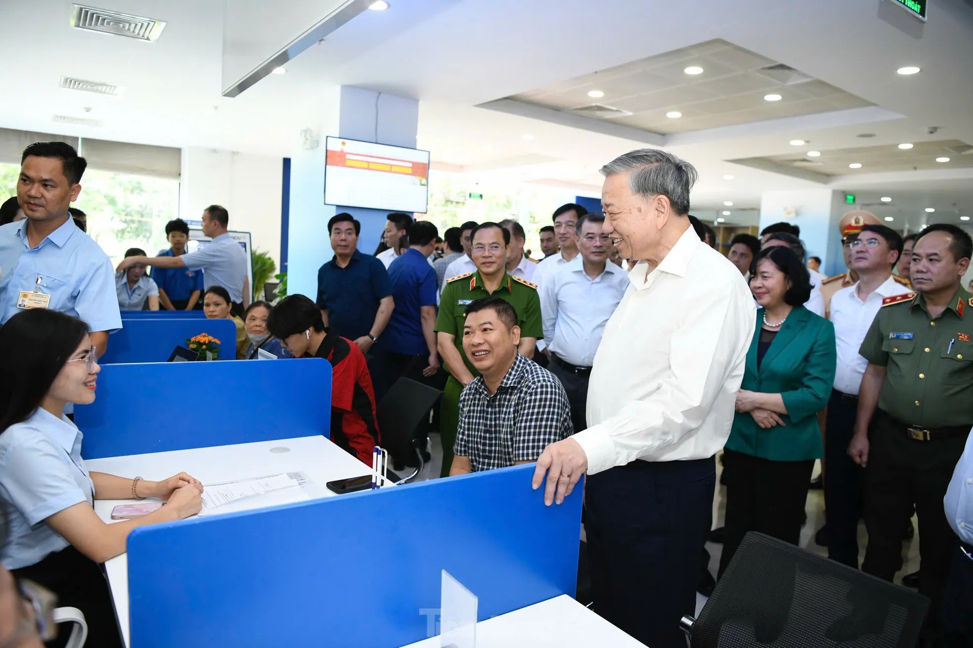 Tổng Bí thư: Công chức phường thấy dân khó khăn phải lao đến hỗ trợ - 9