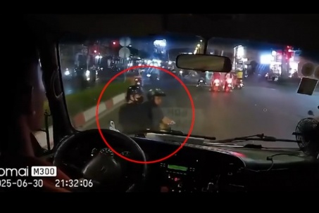 Clip: Tạt đầu ô tô để thể hiện, thanh niên bị bạn gái bỏ lại giữa đường