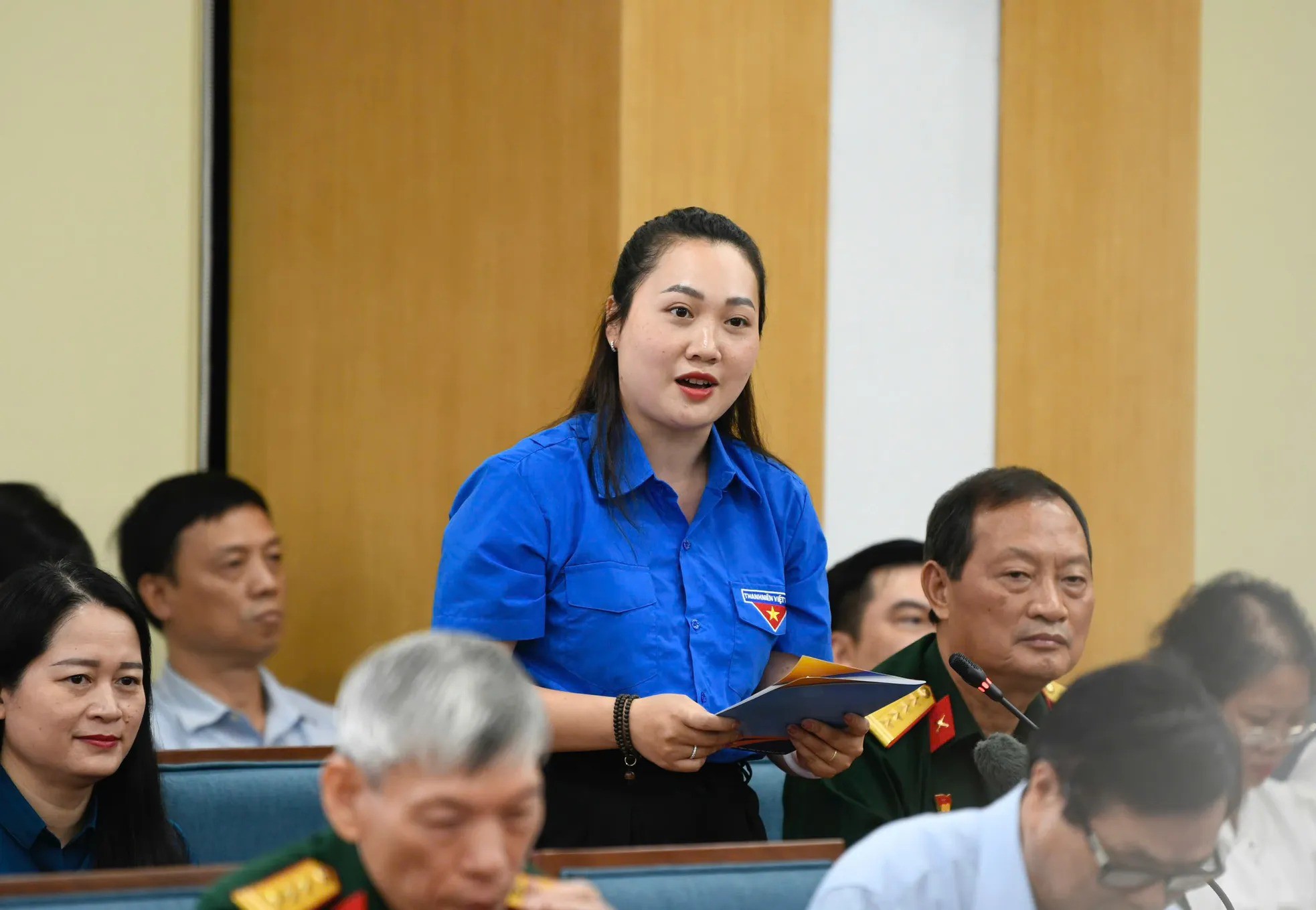 Các cử tri phát biểu ý kiến tại hội nghị. Ảnh: Như Ý.