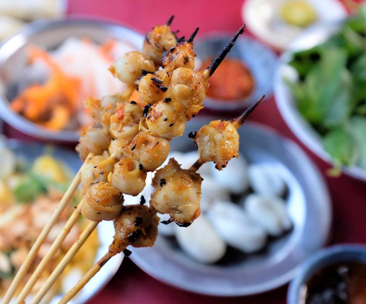 Răng mực có thể được chế biến thành nhiều món như hấp, xào lăn, làm chả..., nhưng nổi bật nhất vẫn là món răng mực nướng muối ớt. Đây là món ăn vặt rất được ưa chuộng bởi hương vị thơm cay, đậm đà.
