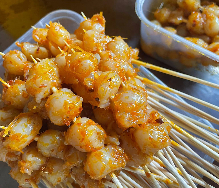 Để chế biến, người ta sẽ làm sạch răng mực, ướp gia vị vừa ăn rồi xiên vào que tre và nướng trên bếp than. Khi răng mực chuyển sang màu vàng và dậy mùi thơm là có thể dùng ngay.
