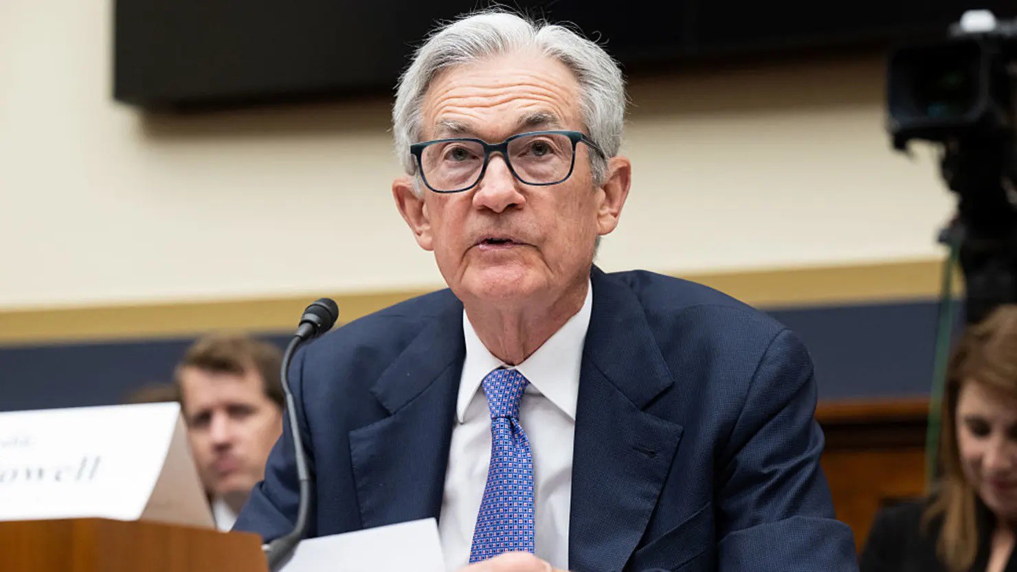 Chủ tịch Cục Dự trữ Liên bang Hoa Kỳ Jerome Powell làm chứng trong phiên điều trần của Ủy ban Dịch vụ Tài chính Hạ viện về “Báo cáo Chính sách Tiền tệ Bán niên của Cục Dự trữ Liên bang” tại Đồi Capitol ở Washington, DC vào ngày 24 tháng 6 năm 2025.