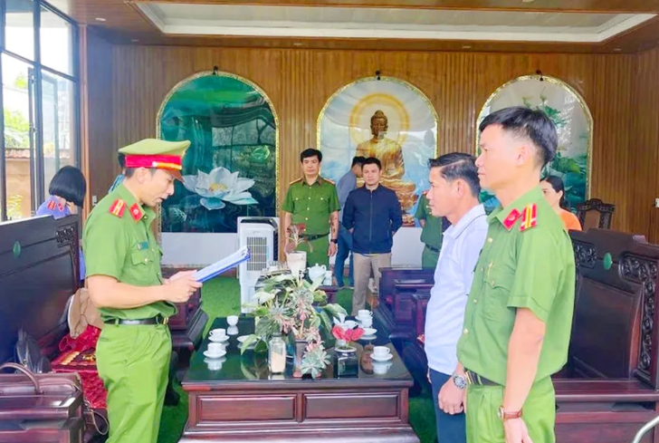 Cơ quan CSĐT thi hành lệnh bắt tạm giam đối với ông Lê Anh Tuấn. Ảnh: DH