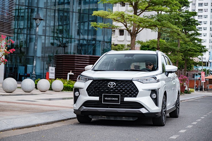 Giá xe Toyota Veloz Cross tháng 7/2025, lăn bánh giảm 100% phí trước bạ - 1
