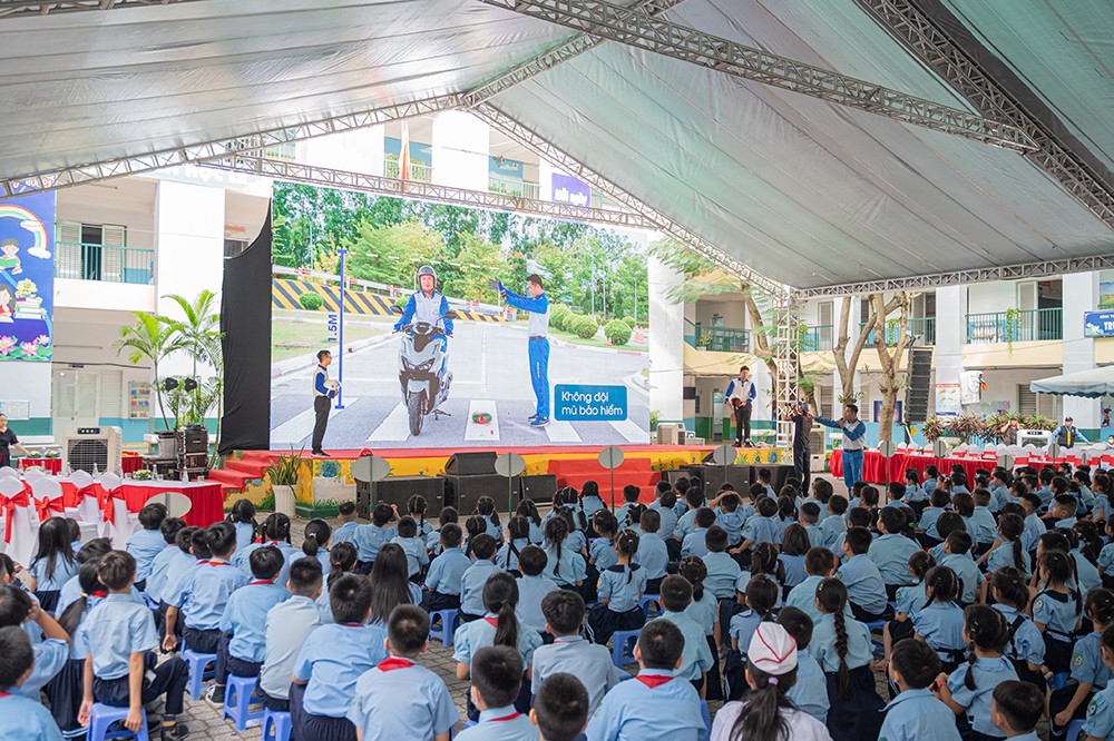 Trao tặng mũ bảo hiểm cho học sinh lớp Một kết hợp đào tạo kiến thức an toàn giao thông cho học sinh và phụ huynh trên toàn quốc năm học 2024 – 2025. Ảnh: Honda Việt Nam
