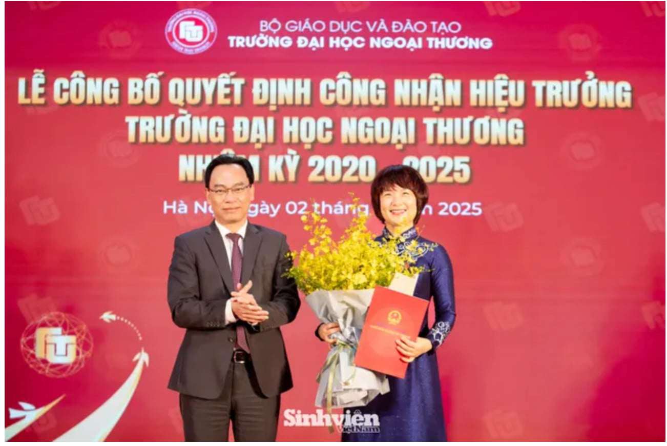 PGS.TS Phạm Thu Hương nhận quyết định từ Thứ trưởng Bộ Giáo dục và Đào tạo Hoàng Minh Sơn. Ảnh: Lê Vượng.