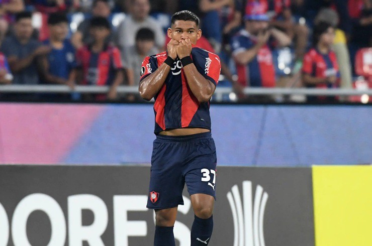 Leon sẽ phải cạnh tranh với Patrick Dorgu và Harry Amass cho vị trí hậu vệ cánh trái trong hệ thống 3-4-3 của HLV Amorim