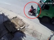 Xe máy - Xe đạp - Clip: Va chạm kinh hoàng, người đàn ông lăn khỏi bánh xe tải trong tích tắc