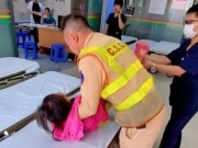 Tin tức trong ngày - CSGT Hà Nội giúp đỡ gia đình gặp nạn khi đi xe máy từ Đồng Nai ra Hà Nội du lịch