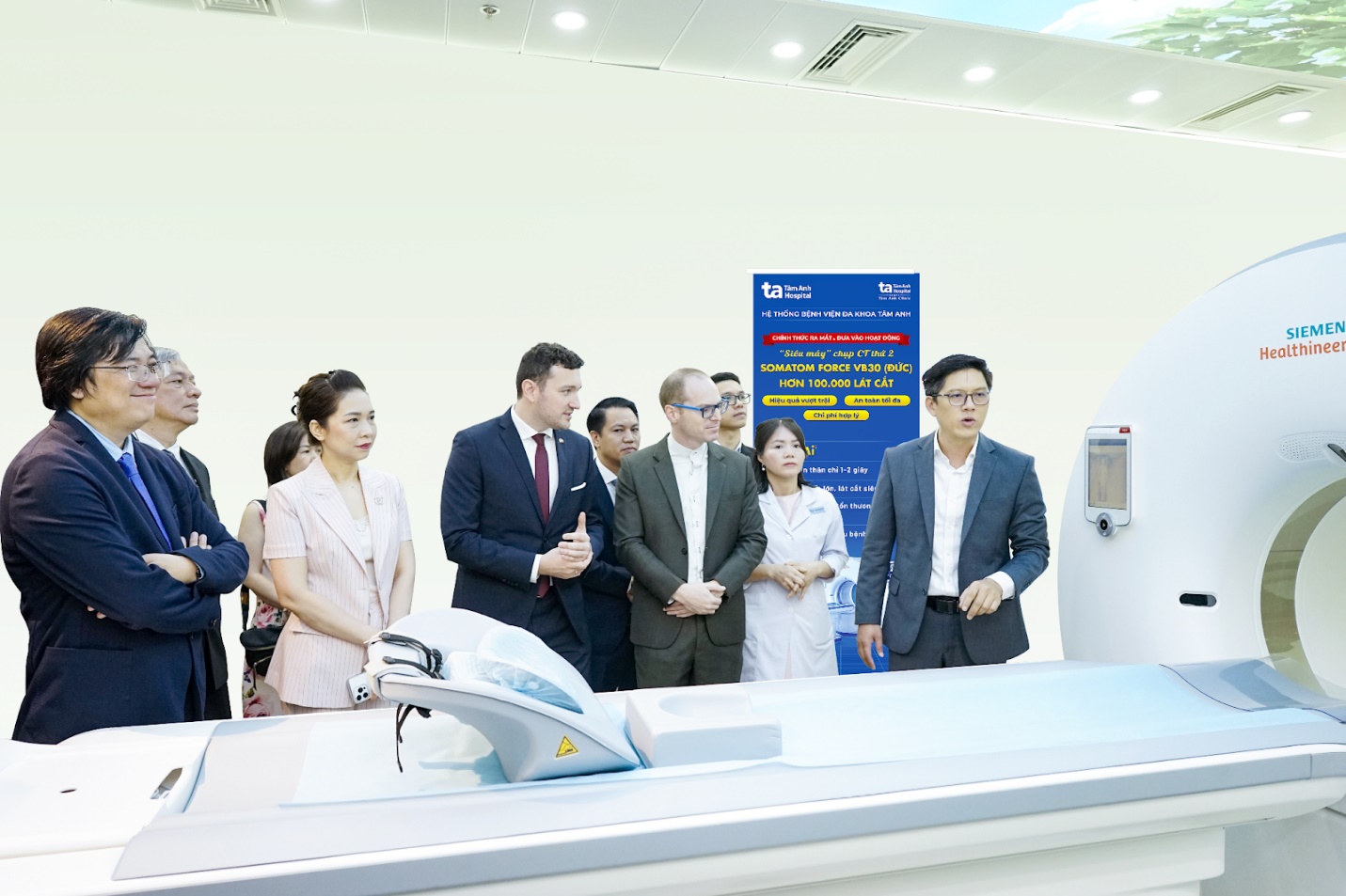 Đại diện Lãnh sự quán Đức (thứ ba từ phải qua) nghe giới thiệu về máy CT hơn 100.000 lát cắt tại Bệnh viện Tâm Anh. Ảnh: Bệnh viện Đa khoa Tâm Anh.