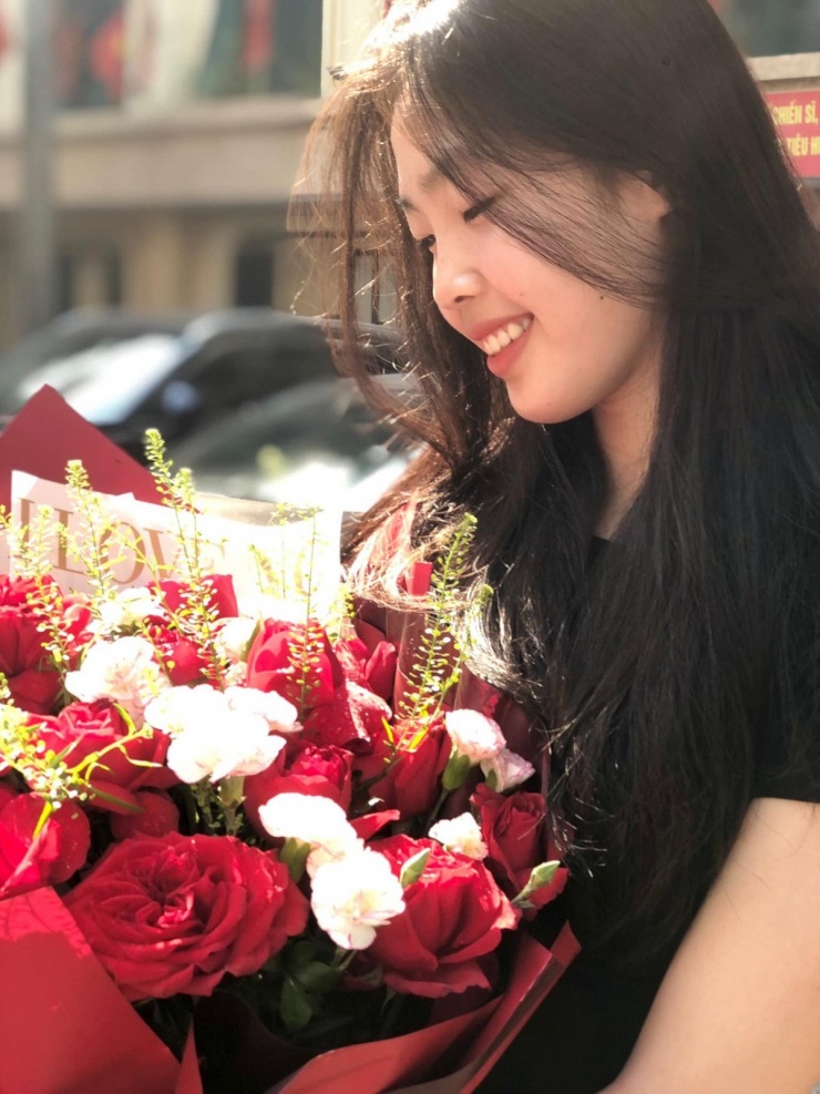 Bên cạnh tài năng thể thao, Quỳnh Hương cũng nhận được nhiều lời khen ngợi cho gương mặt xinh xắn, hứa hẹn thu hút người hâm mộ không thua kém các hoa khôi nổi bật của làng bóng chuyền.