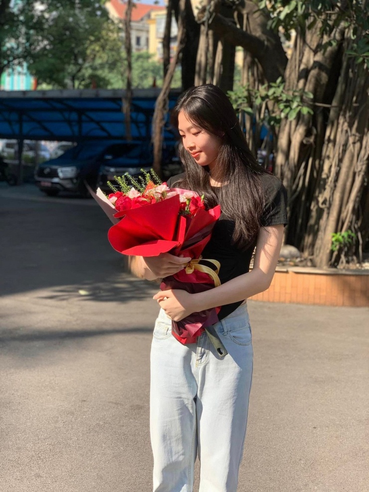 Quỳnh Hương khá kín tiếng trên mạng xã hội, không chia sẻ nhiều ảnh đời thường lên trang cá nhân.