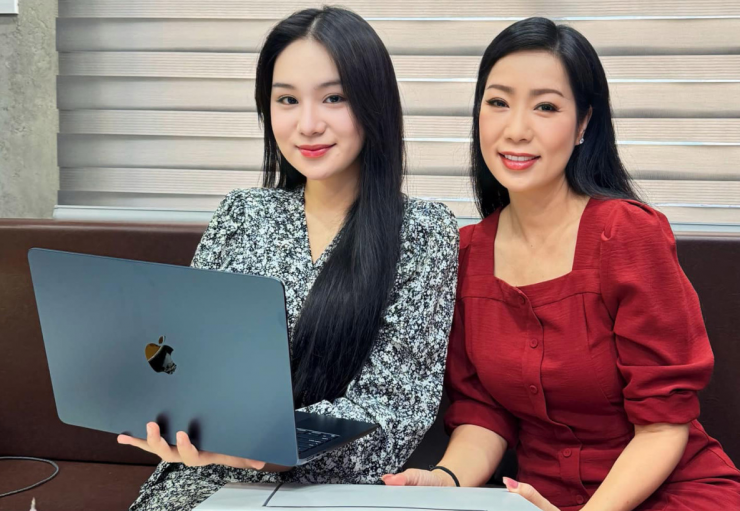 Khánh Ngân sở hữu gương mặt hình trái xoan, khuôn miệng chúm chím cùng đôi mắt hạnh hút hồn người đối diện.