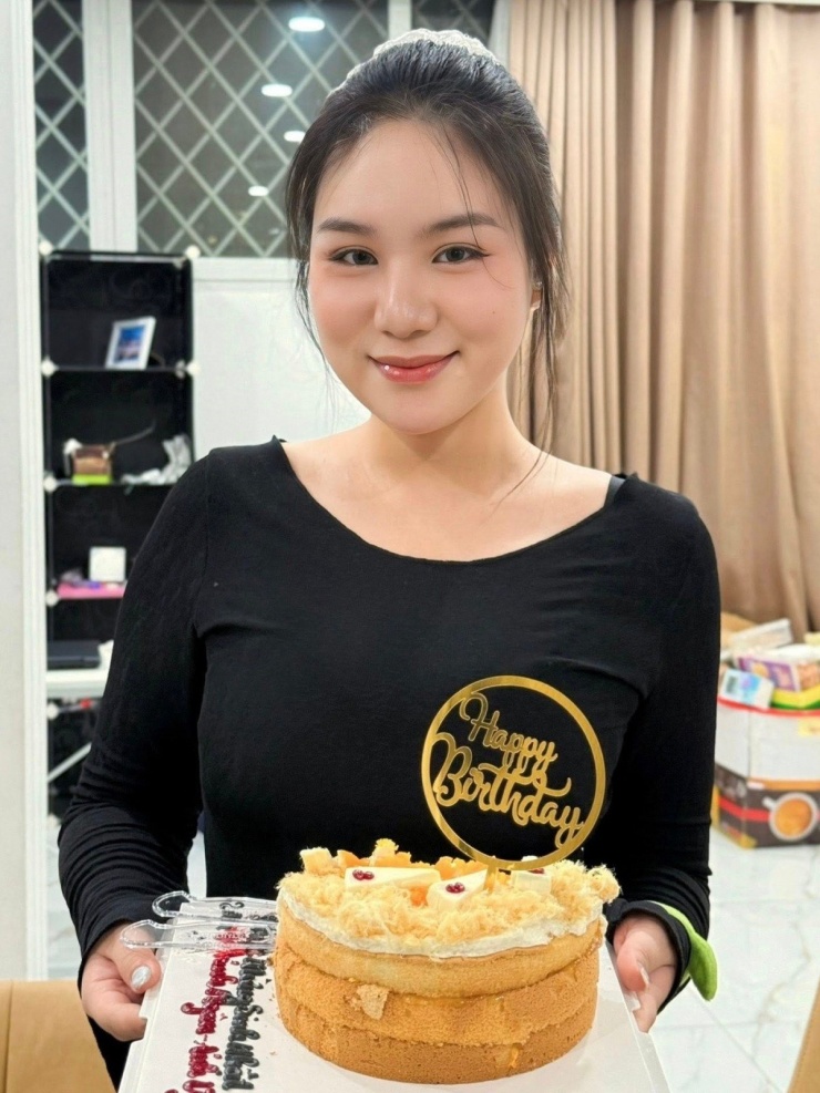 Đặc biệt, cô nàng còn có làn da trắng ngần được thừa hưởng từ người mẹ Á hậu của mình.