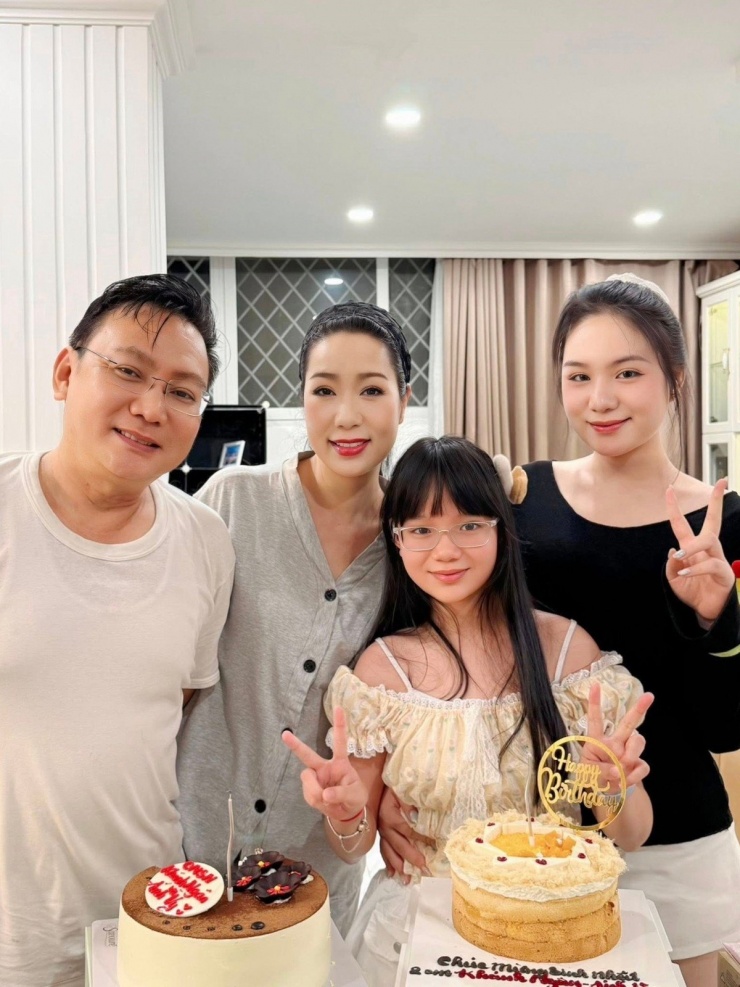 Tuy nhiên, Trịnh Kim Chi cho biết con gái lớn chưa có ý định tham gia nghệ thuật nối nghiệp mẹ mình mà tập trung học văn hóa, kinh doanh theo mong muốn riêng.
