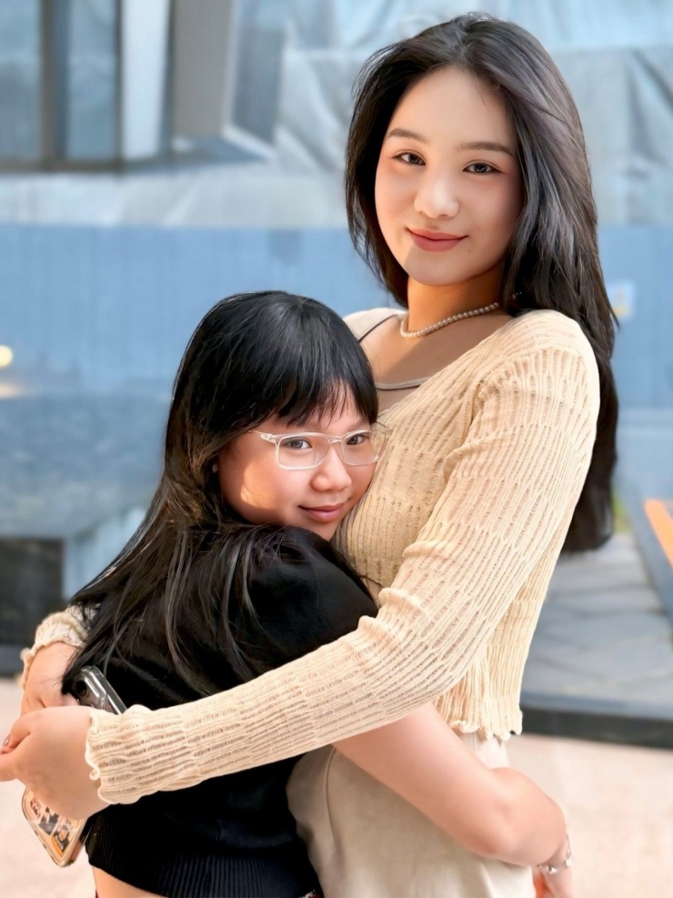 Có mẹ là Á hậu, diễn viên nổi tiếng, thế nhưng Khánh Ngân cũng ít xuất hiện tại các sự kiện giải trí vì bận học, chỉ thỉnh thoảng hỗ trợ mẹ tại các chương trình quan trọng.