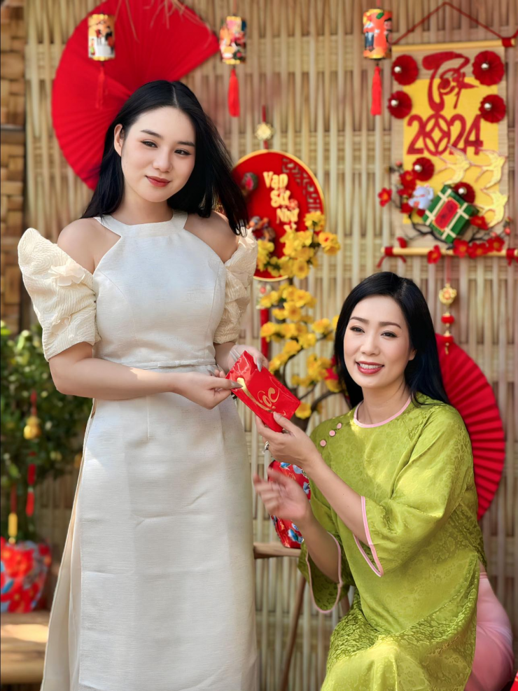Trên trang cá nhân, con gái Trịnh Kim Chi có đời tư khá kín tiếng. Khánh Ngân không đăng tải quá nhiều hình ảnh của bản thân trên mạng xã hội. Khán giả chỉ nhìn thấy người đẹp thông qua những khoảnh khắc mà nghệ sĩ Kim Chi cập nhật.