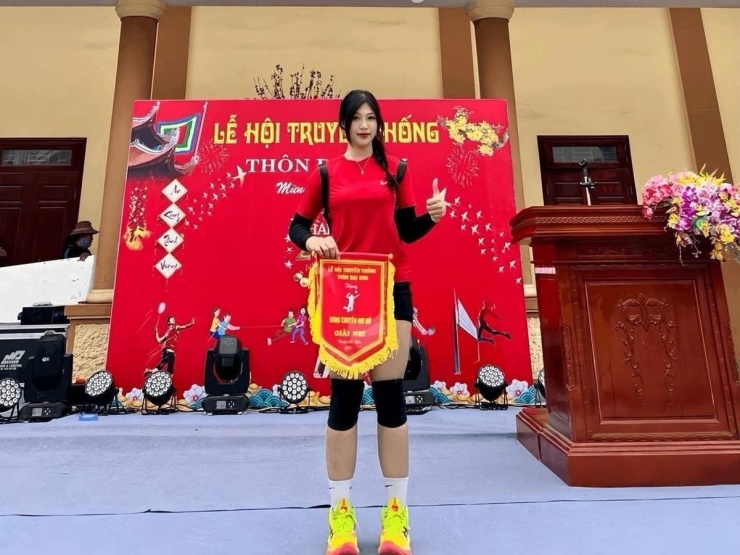 Anh Thơ vốn nổi tiếng với hình ảnh một nữ đô vật mạnh mẽ, cá tính, gắn liền với những pha tranh tài đầy kịch tính trên sàn đấu. Thậm chí nhiều người còn gọi cô nàng là 'hoa hậu đô vật' hay 'hot girl đô vật'.