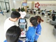 Đến phường, được robot mời nước, kẹo và đưa đi làm thủ tục
