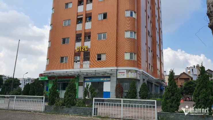 Khu vực anh Tân bị hành hung và tòa nhà của vụ việc.