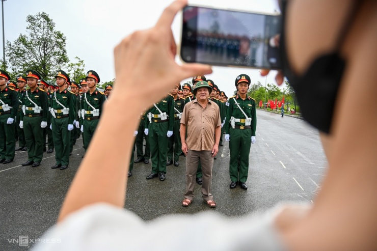Người dân đội mưa xem bộ đội hợp luyện diễu binh - 9