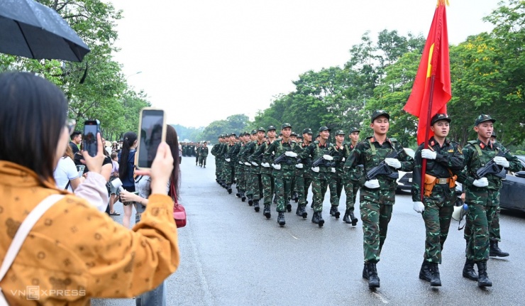 Người dân đội mưa xem bộ đội hợp luyện diễu binh - 10