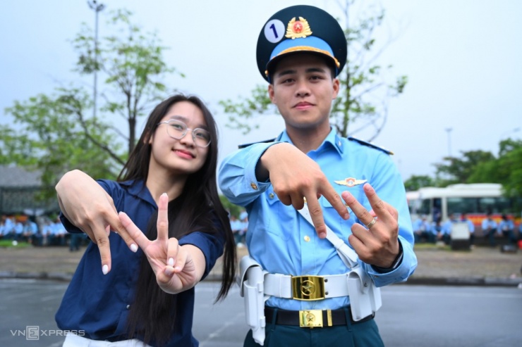 Người dân đội mưa xem bộ đội hợp luyện diễu binh - 8