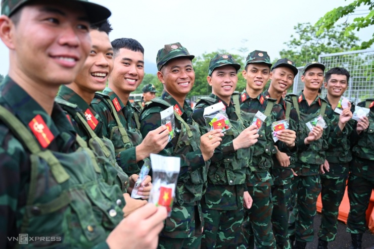 Người dân đội mưa xem bộ đội hợp luyện diễu binh - 11