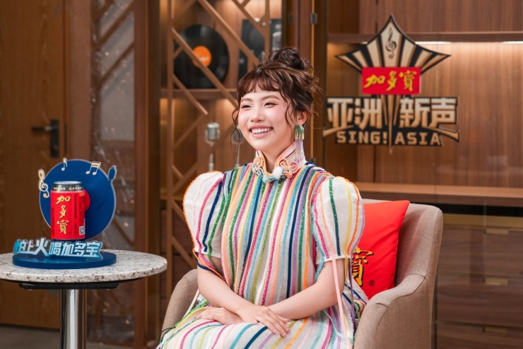 Khi Phương Mỹ Chi xuất hiện cùng tạo hình độc đáo, cô cũng nhận được nhiều lời khen từ BTC và các ca sĩ. Nữ ca sĩ cho rằng trang phục đóng góp phần quan trọng cho tiết mục trình diễn, ngoài việc đẹp mắt còn phải tương trợ cho vũ đạo, tạo được hiệu ứng sân khấu. Bên cạnh đó, từng thiết kế đều giúp cô truyền tải dấu ấn văn hóa Việt Nam đến bạn bè quốc tế.