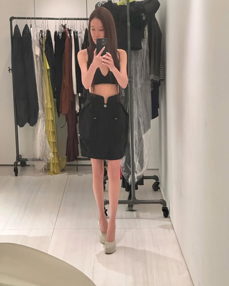 Vera Wang diện váy peplum, phối khăn lông thú.
