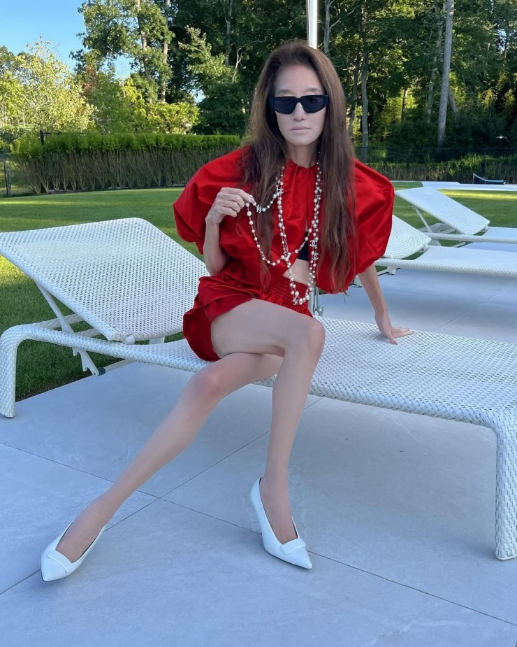 Theo Elle, bà duy trì cân nặng 50 kg và vòng eo 58 cm nhiều năm nay. Vera Wang nói được truyền nhiều năng lượng tích cực từ các ngôi sao, khiến bản thân luôn vui vẻ, thoải mái, từ đó giữ được nhan sắc.