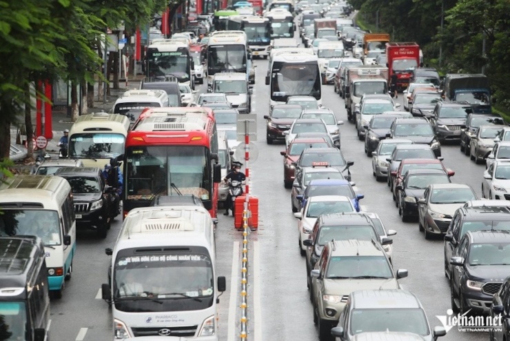 Ô tô chiếm hết làn đường hỗn hợp. Ảnh: Đình Hiếu 