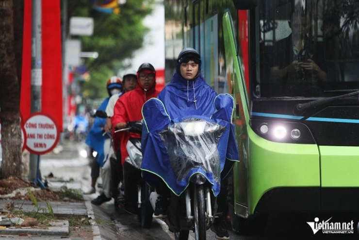 Ô tô đi trong làn hỗn hợp, chiếm hết lòng đường "nhường" cho xe máy khe hẹp nhỏ. Ảnh: Đình Hiếu