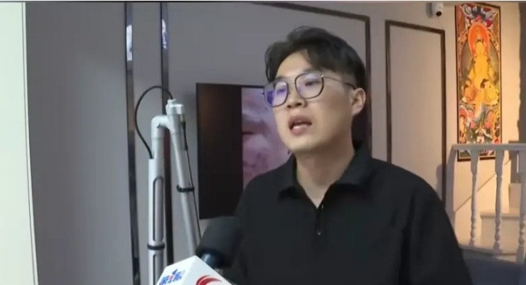 Chuyên gia xóa xăm cho biết phải mất 2 năm mới xóa hết được hình xăm phức tạp của ông Trương. Ảnh: Sohu