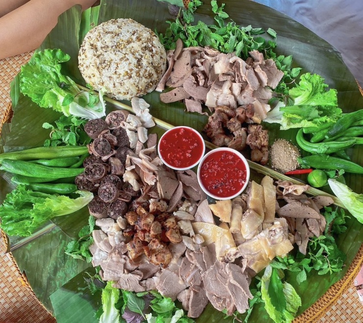 Người Mường thường bày cỗ lá trong các dịp như lễ hội, cưới xin, ma chay hoặc lễ cúng lớn trong năm. Tùy vào ý nghĩa từng dịp mà món ăn và cách bài trí mâm cỗ cũng có nét riêng. Ảnh: Tình Bùi