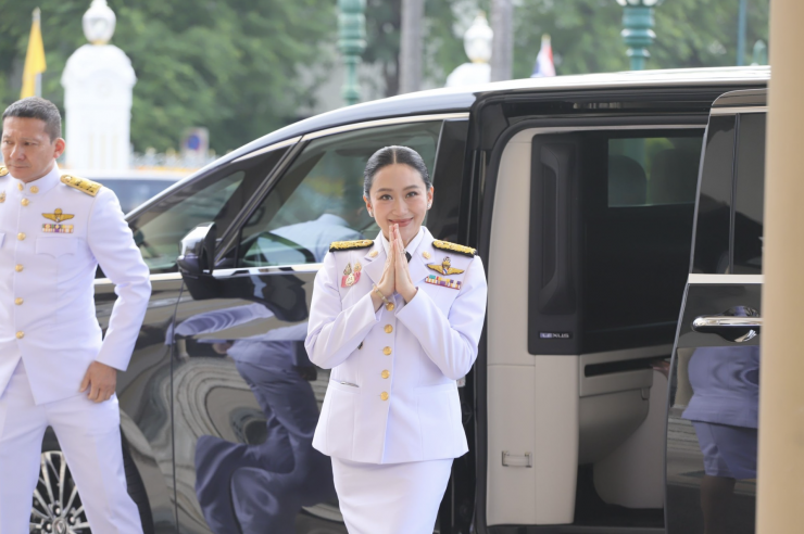 Bà Paetongtarn Shinawatra đến Tòa nhà Chính phủ Thái Lan hôm 3-7. Ảnh: Khaosod English