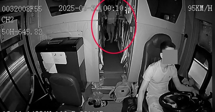 Camera ghi lại khoảnh khắc nam tài xế (khoanh đỏ) dừng lại ở cabin của P.L. vài giây. Ảnh cắt từ clip: P.L.