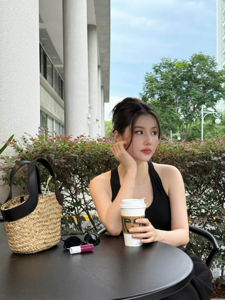 Bé gái chụp cùng "Nữ hoàng ảnh lịch" Diễm Hương 29 năm trước: Học trường đình đám, hiện là minh tinh nổi tiếng - 2