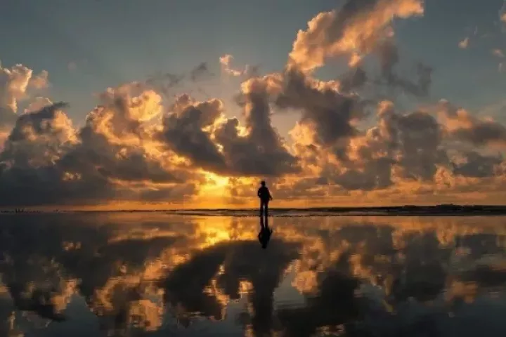 Dậy sớm “săn” bình minh rực rỡ trên biển Sầm Sơn