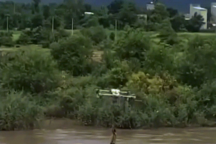 Bay drone cứu hai đứa trẻ mắc kẹt giữa sông
